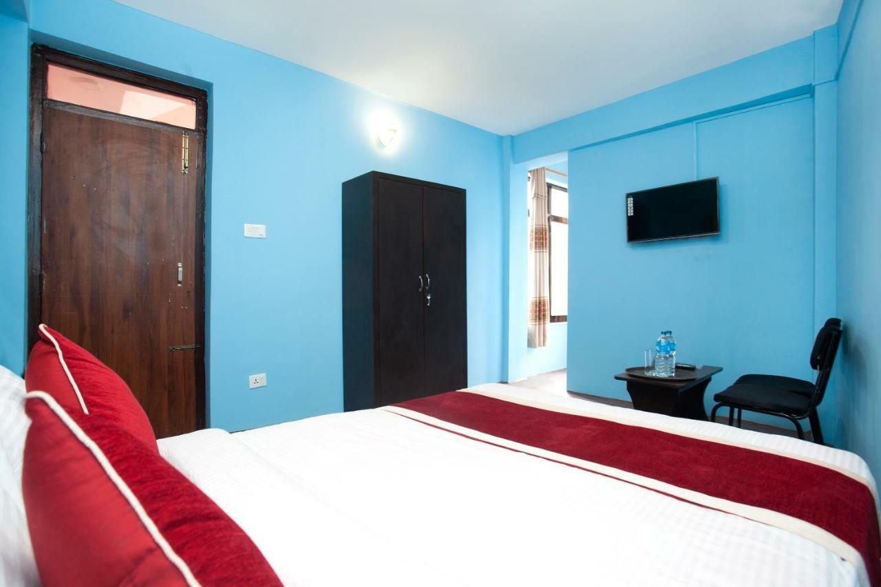 Hotel Crossroads Kathmandu Bagian luar foto