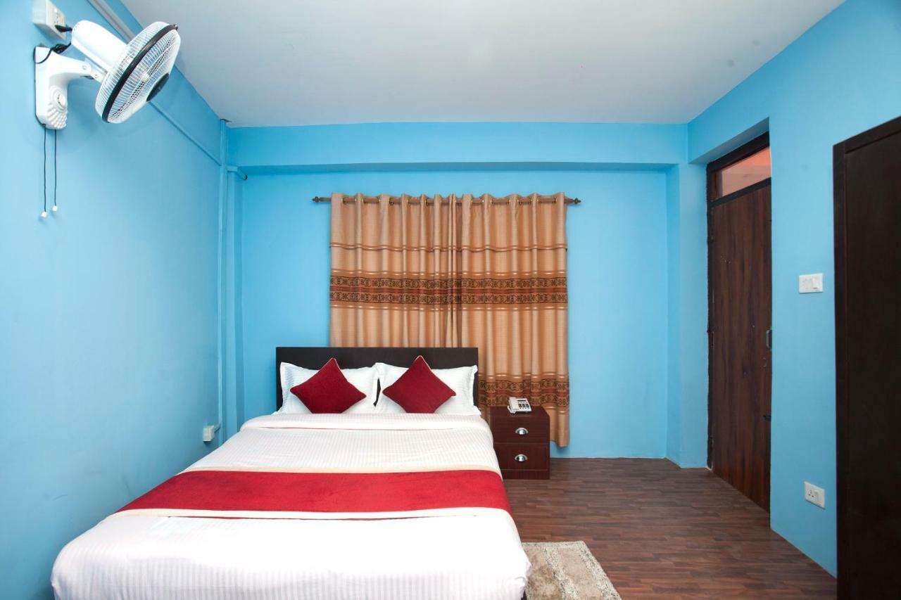 Hotel Crossroads Kathmandu Bagian luar foto