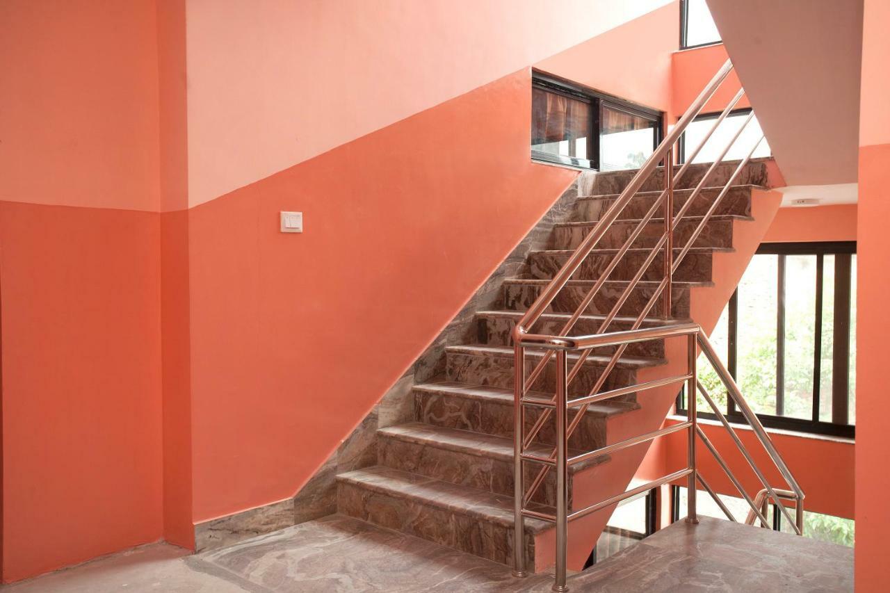 Hotel Crossroads Kathmandu Bagian luar foto
